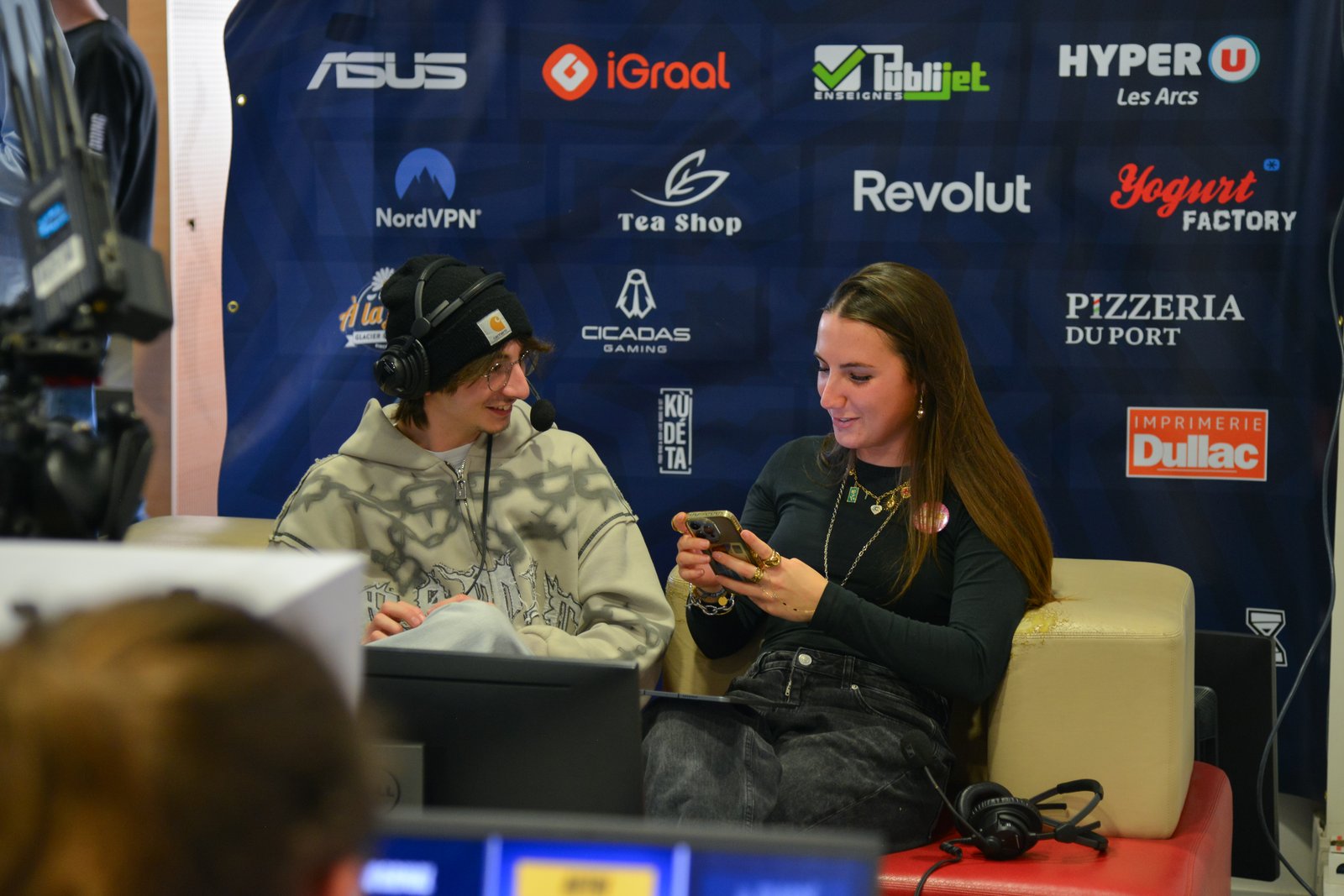 Casters MMI LAN devant la bâche sponsors en direct